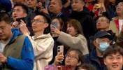 你喜欢哪个？中超观众席两位好看的青岛女球迷