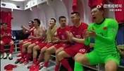 囧！国足球员庆祝而李可一脸懵逼🤣