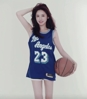 美娜晒球衣写真：穿上球衣球鞋叫上兄弟约球 聊喜欢的女孩