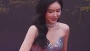 篮球界颜值博主！美娜一身银色礼服出席微博之夜活动 身材真好啊