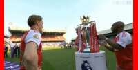 太有分量！工作人员拿不起25.4公斤的奖杯，厄德高先捧起奖杯主体